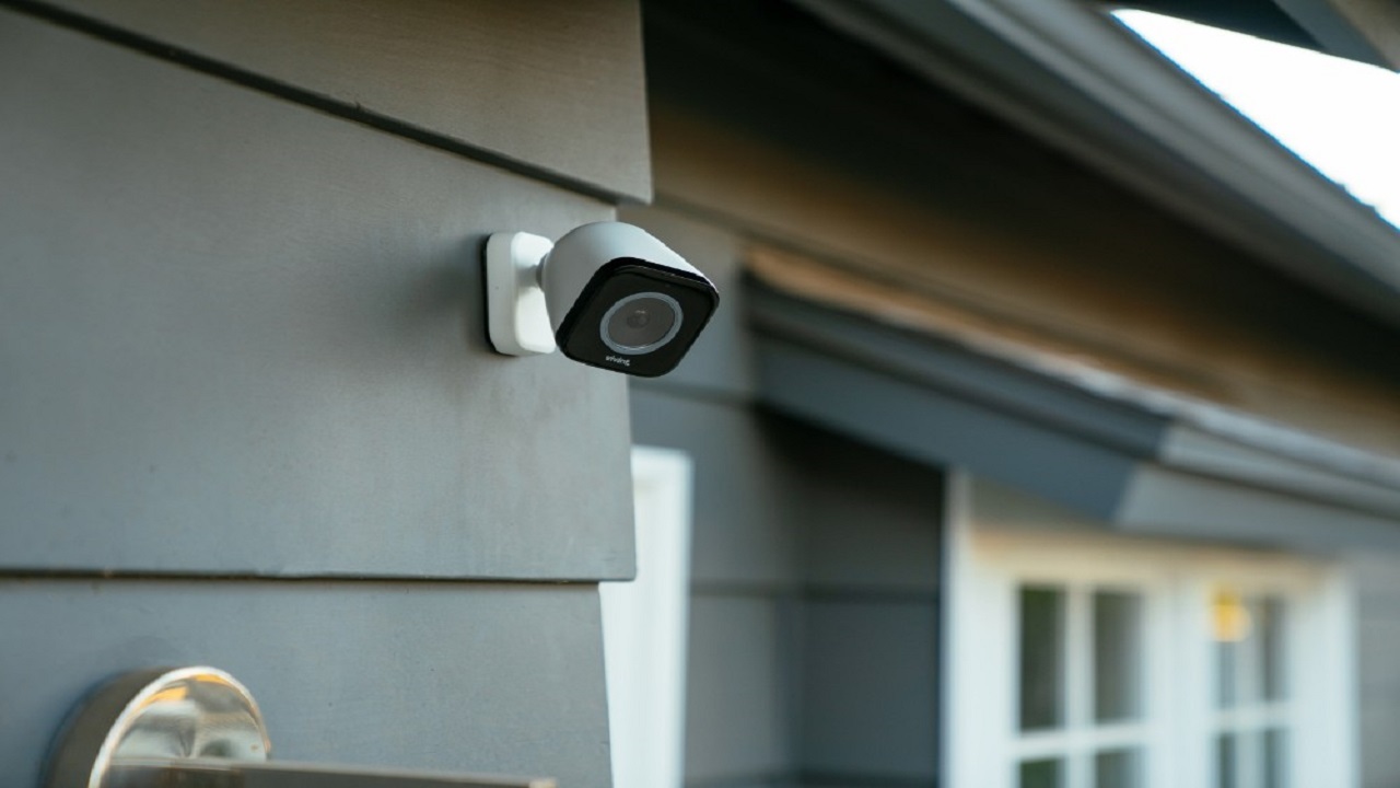 Comparing Indoor vs. Outdoor Security Cameras: Which One is Right for You?